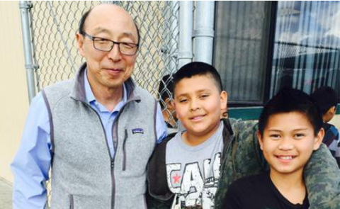 Kenji Hakuta and two young students.